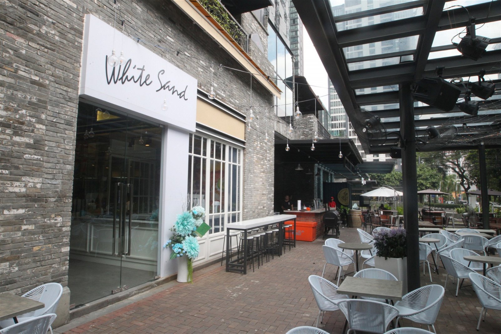 位于白沙罗表演艺术中心（DPAC）的Tour Le Jours韩国烘焙屋目前已换成了一家名为“White Sand”的咖啡厅，整体风格与之前无太大改变。