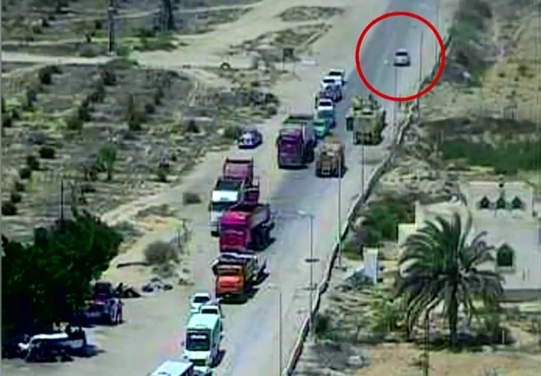 载有100公斤炸药的恐怖分子汽车高速前进（红圈）。