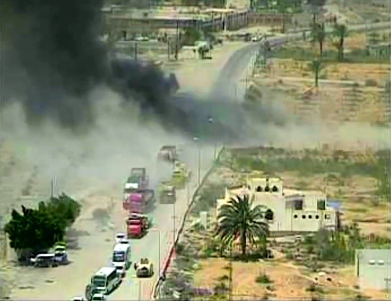 在坦克车撤退后不久，汽车随即发生猛烈爆炸，产生浓烟。