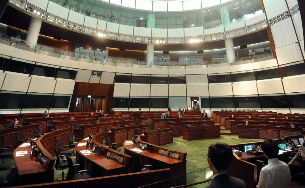 香港立法会昨日以46票赞成、2票反对三读通过“道歉条例草案”，若最终刊宪生效，香港将成为亚洲首个制定道歉法的地区。