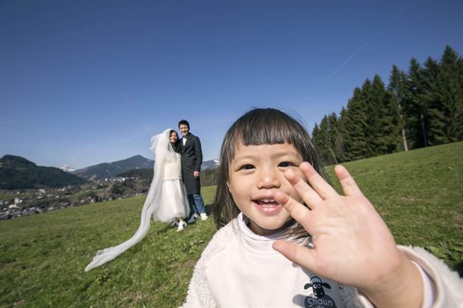 宥胜早前拍婚纱照，女儿也入镜。