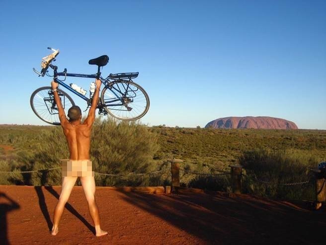 宥胜晒出10年前在澳洲所拍的裸照，网友把目光焦点全放在白嫩屁股上。