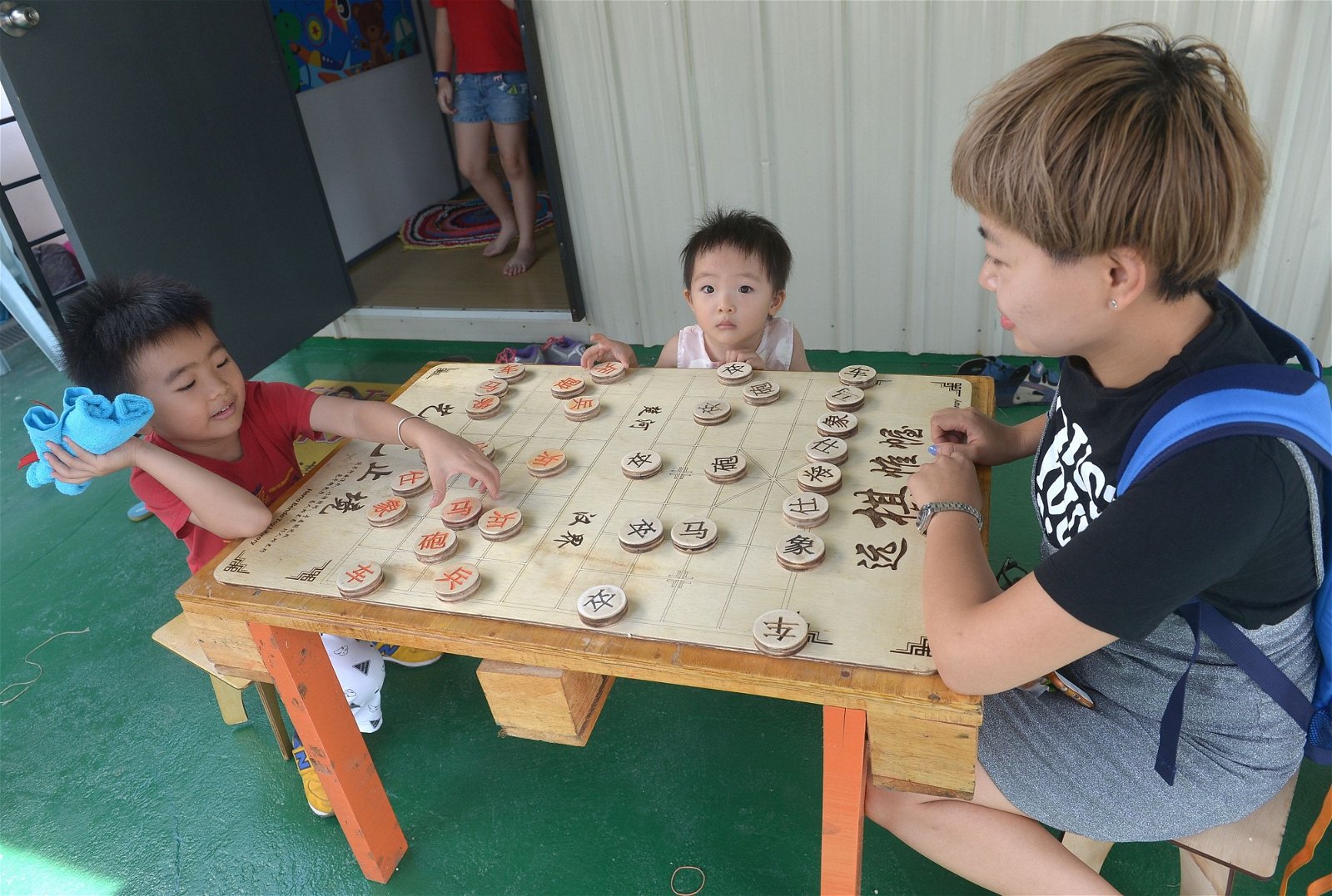 这里有特制的中国象棋等其他的桌游，供孩子及家长玩乐；若孩子在一旁阅读或于其他小孩玩玩具时，家长也可对弈棋艺，各自找寻欢乐。