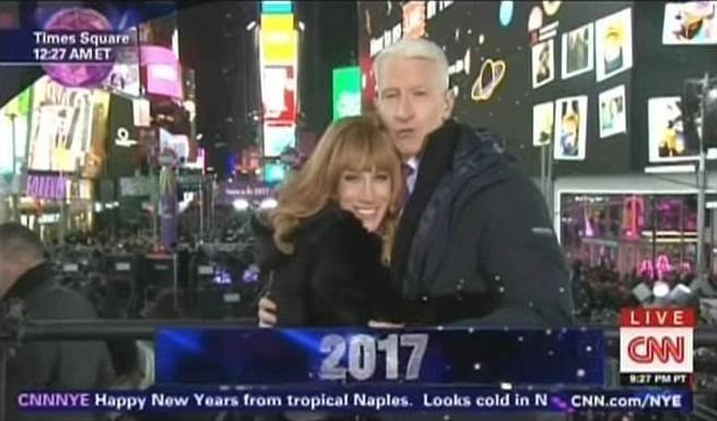 格莉芬去年在纽约时代广场和CNN主播一起指持新年节目。