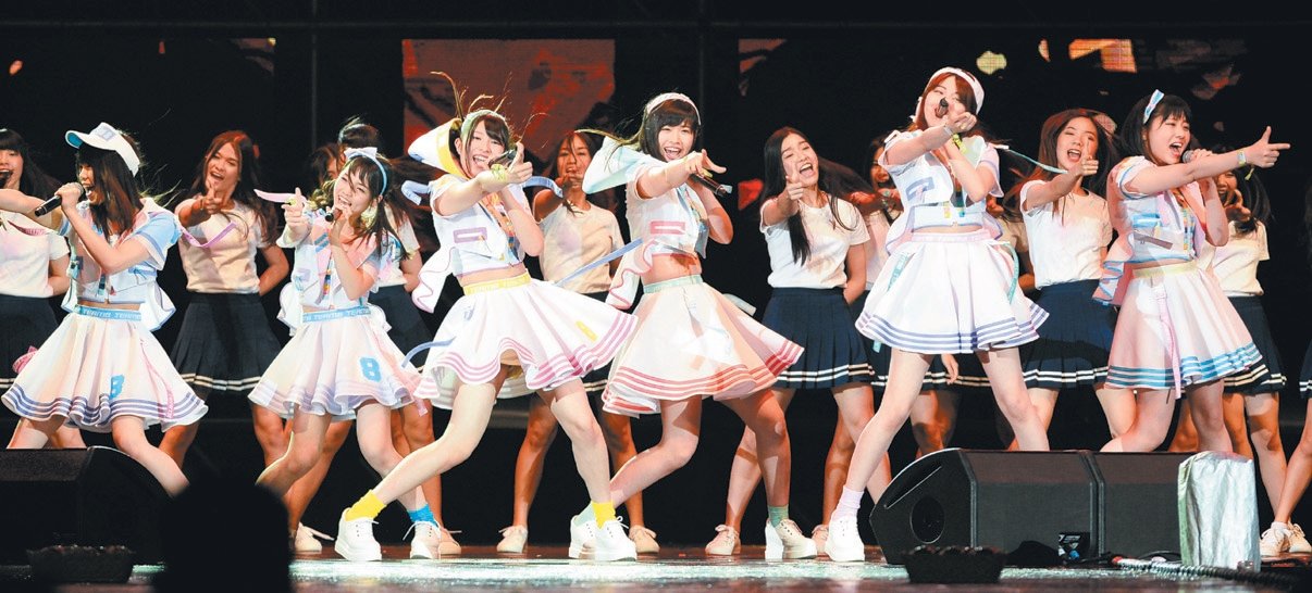 穿著可爱水手服的AKB48和姐妹团BNK一起登场，整个舞台上超过40位美少女，声势超浩大！