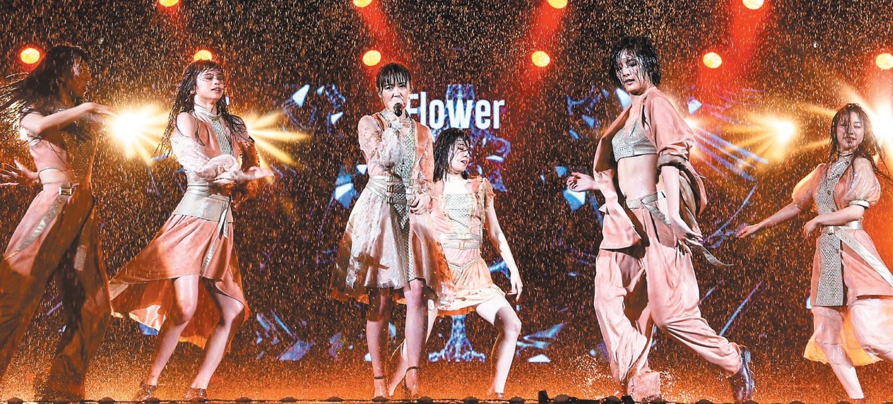 Flower雨势转大时仍然卖力唱跳，几乎是用生命在演出，没想到有成员却不慎滑倒受伤。
