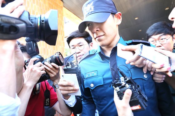 T.O.P在江南警察所离开，是他被爆吸食大麻后首度露面。