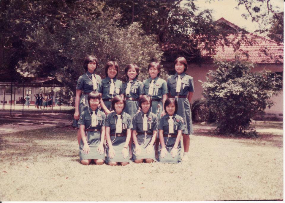 骆素琴槟城韩江中学毕业，女童军生涯对她影响甚巨，可以说是改变了她的人生轨迹。前排左为骆素琴。
