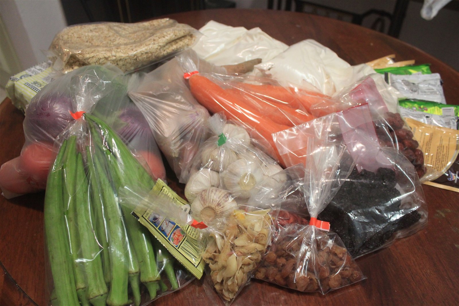 有时只是前往超市一趟购买蔬菜、饼干、麦片、面粉等日常用品，就轻易拿了超过10个塑料袋。