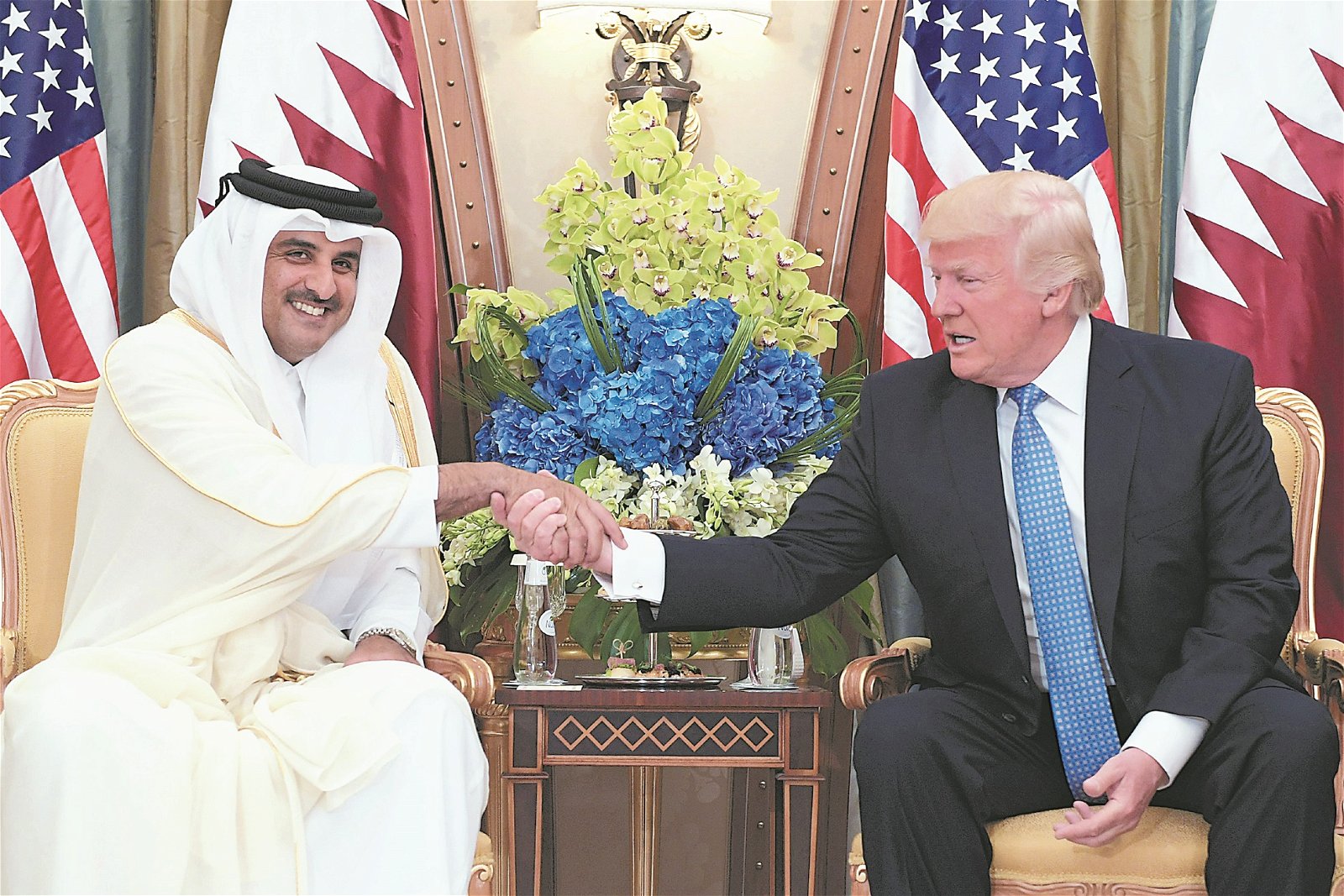 美国总统特朗普（右）上月21日访问沙地利雅得时，曾与卡塔尔国王塔米姆会面。分析指，特朗普周二的推文，恐会破坏美国与盟友卡塔尔的亲密关系。