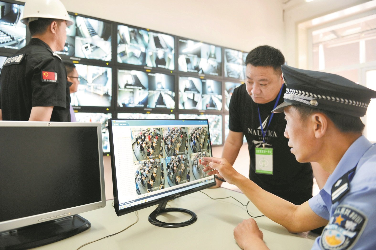 为防作弊行为发生，当局严密监控。在天津市，公安人员正通过闭路电视，监察考场异动，以及时揪出作弊考生。