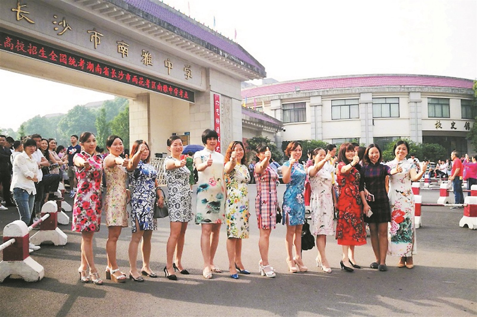 对中国人来说，“讨彩”和“意头”很重要。湖南省长沙市就有一群妈妈，穿著旗袍送孩子到考场，寓意旗开得胜。