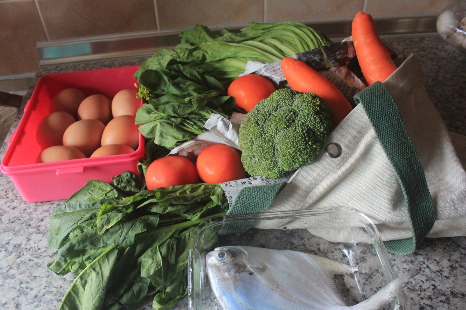 去巴刹购物时， 可把各种蔬菜直接放进环保袋，一些物品也可放在容器里。