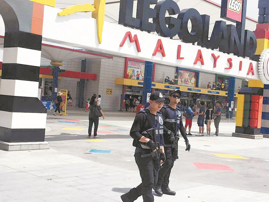 黑衣特警在马来西亚乐高主题乐园巡逻，保障游客和民众安全。