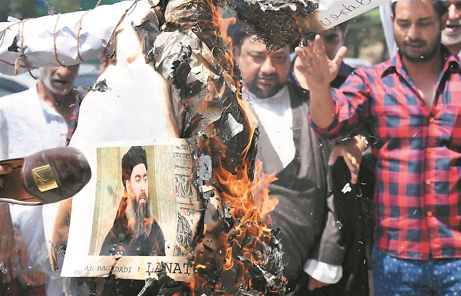 什叶派穆斯林居多的伊朗，遭到逊尼派的IS恐怖分子攻击，印度的什叶派穆斯林周五在新德里示威，焚烧IS领袖巴格达迪肖像泄愤。
