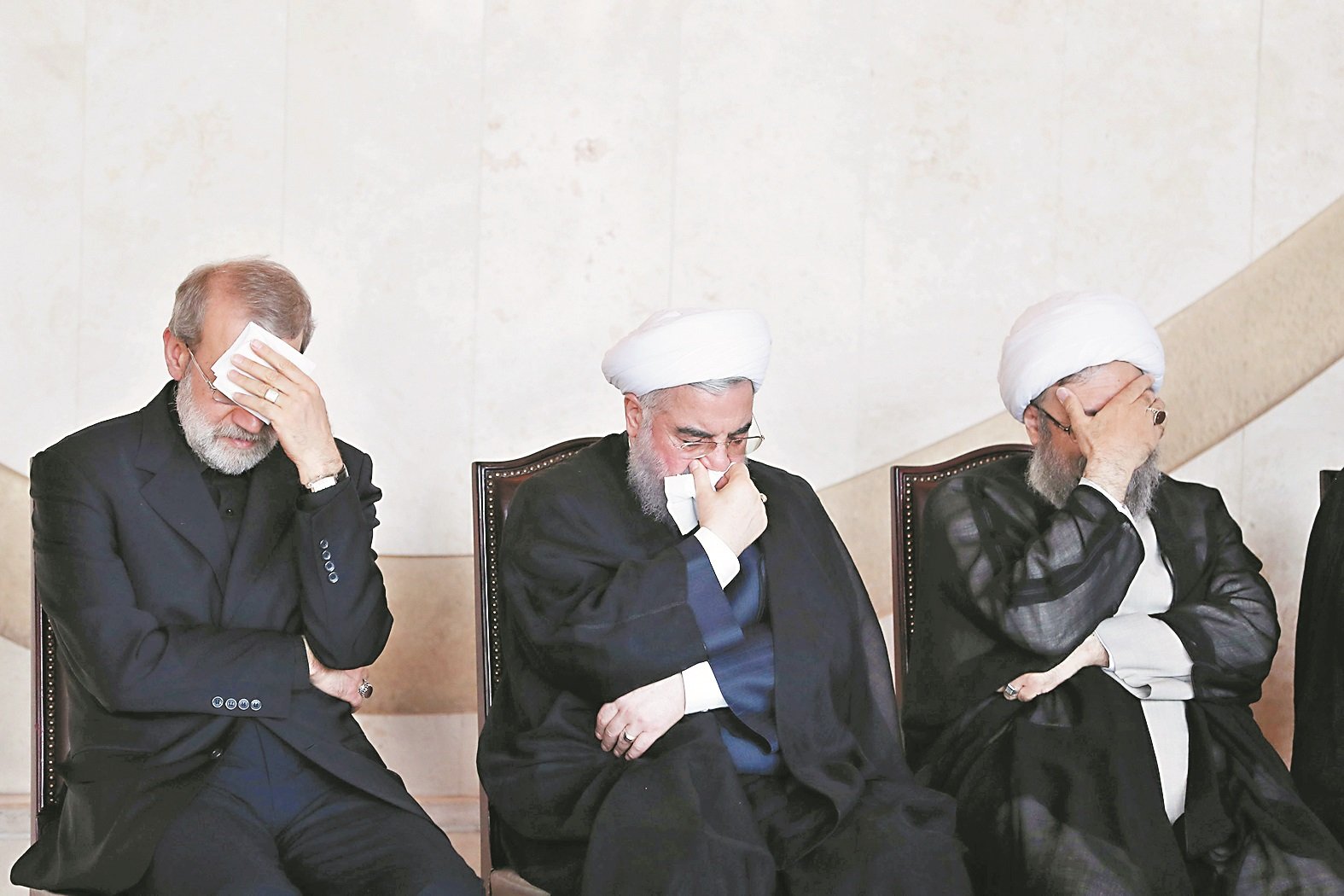 伊朗国会议长阿里拉里贾尼（左起）、总统鲁哈尼和司法部长萨迪克拉里贾尼，在丧礼中为死者默哀。