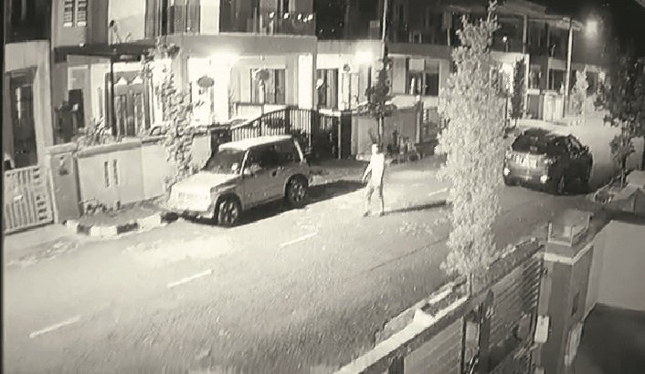 其中一贼在路上把风，右侧是贼徒用来代步的报失达申休旅车。