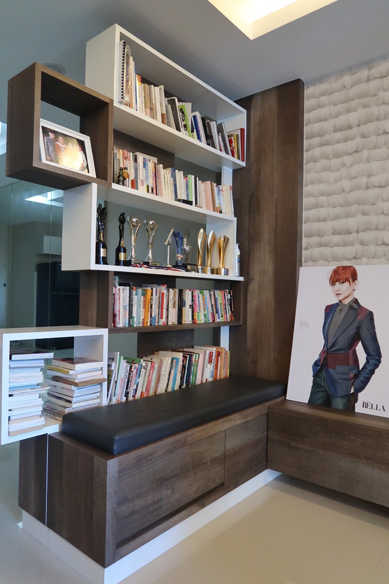 李欣怡家中， 有一个兼当区隔墙的书架，大大提升了空间的功能性。