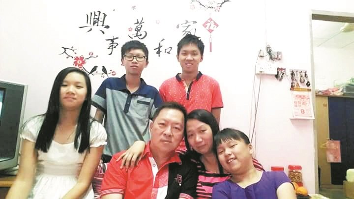 胡寿伟（前排左2）在被病魔折腾前，性情活泼开朗，一家人过著简单及幸福的生活。