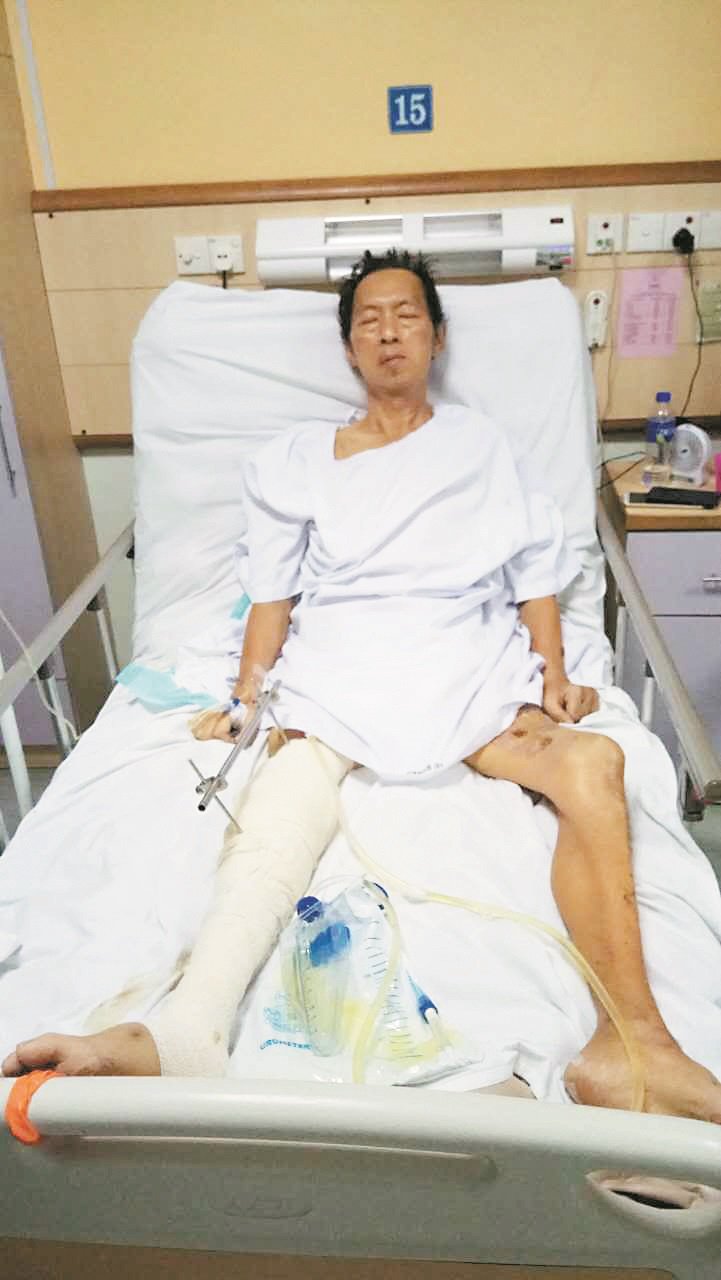 胡寿伟在医院久病缠身，让他心情低沉无力，渐渐变得寡言，让家人担忧不已。