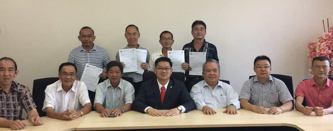 马华甲州和马日丹那区会领导与获得州政府发出养猪执照批准信的养猪场业者。