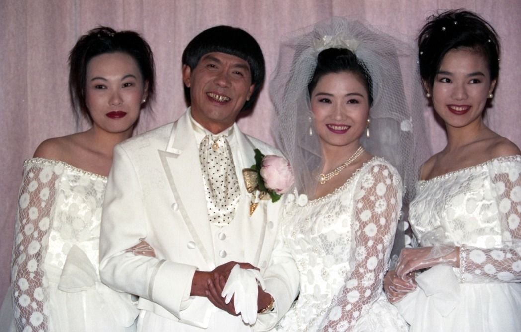 当年猪哥亮(左二)与娶现任老婆叶瑞美时，谢金燕(右一)、谢青燕(左一)都到场祝贺。