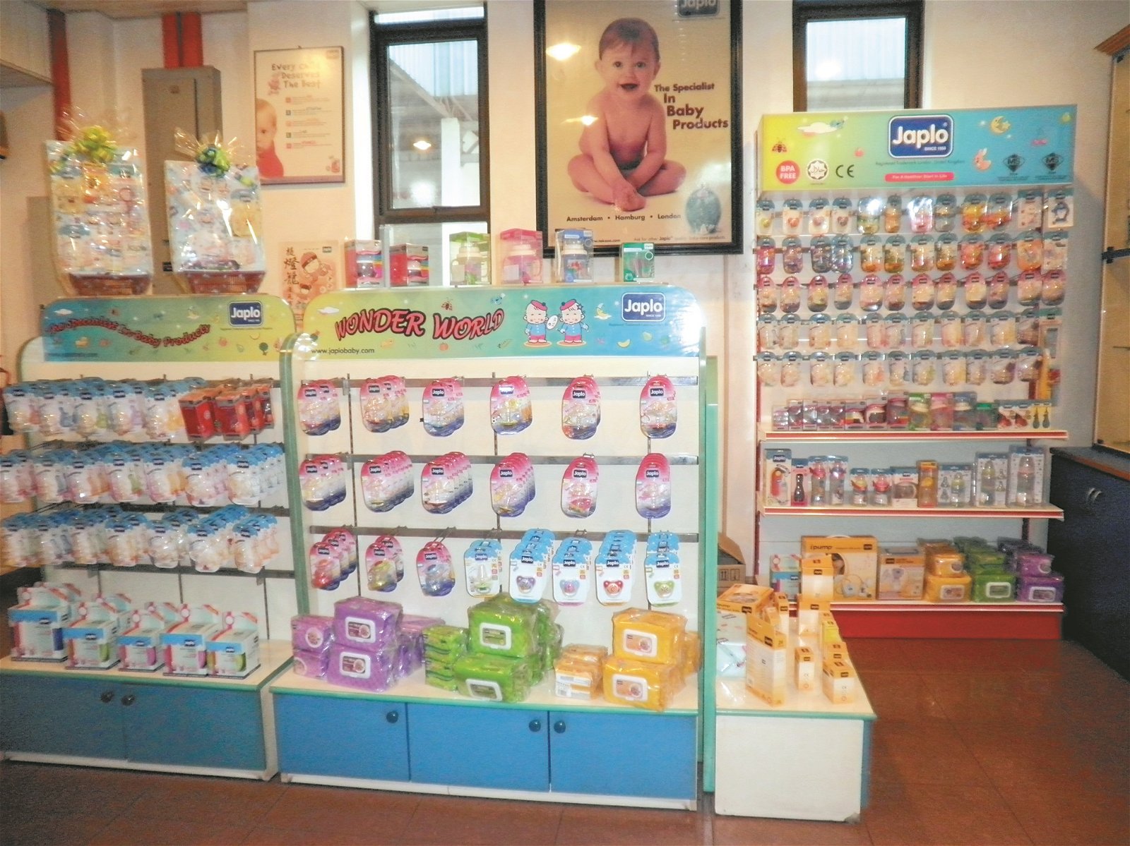 设在公司内的产品展示厅，可见迎合不同需求的各类婴儿用品。