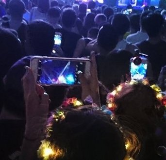 观众在布兰妮演唱会喝酒，并拿手机开直播。