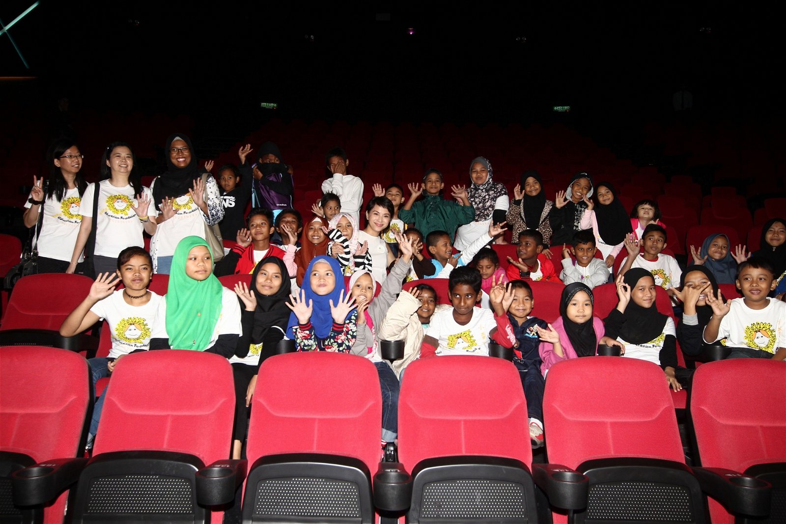 李心洁现身慈善电影放映后，与一班小朋友一起观赏《神偷奶爸3》。