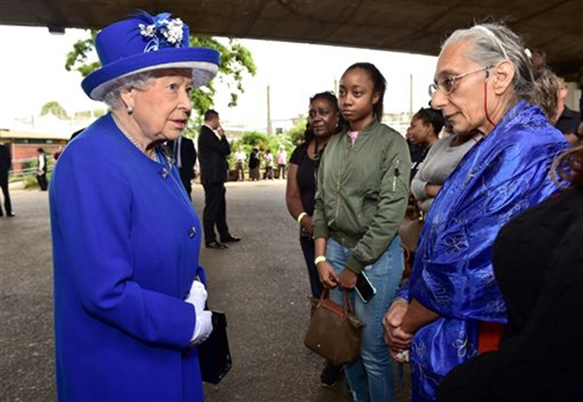 英国女王前往灾民收容所探视灾民。