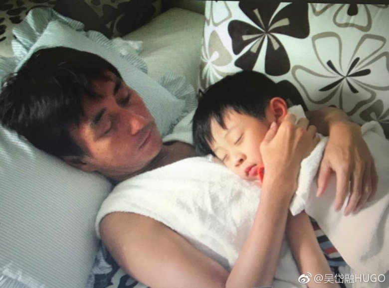 年轻时的吴岱融抱著儿子的合照。