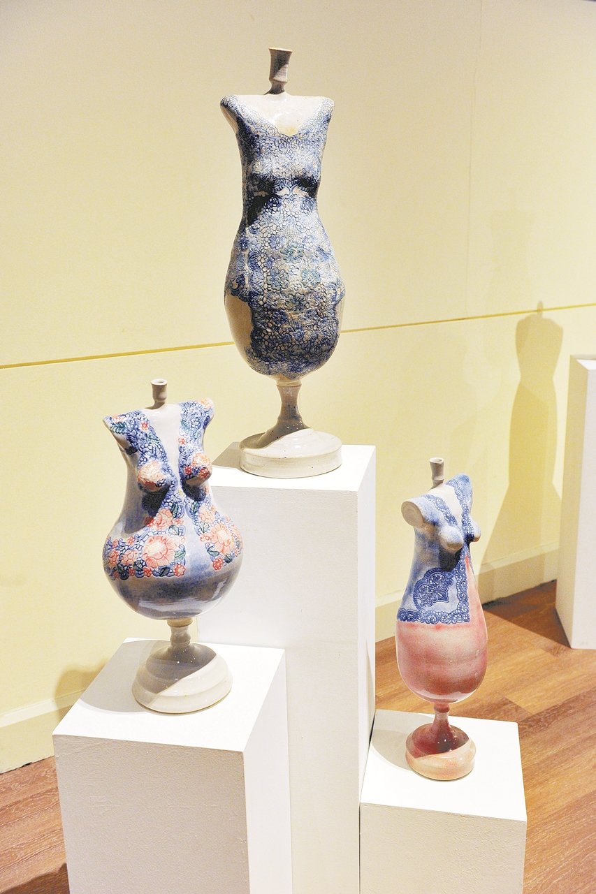 韩国、日本、中国等地的陶瓷相当具当地色彩， 谢有成有感，大马除了传统的葫芦形陶水壶沙蓉（LabuSayong），一直缺乏让人一眼就知道来自大马的陶瓷作品。“娘惹系列”是他近期的作品，特别以融汇大马风情的主题制作。