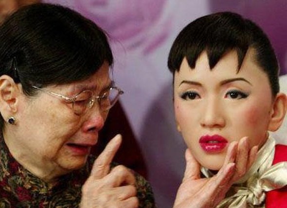 梅妈妈（左）2005年看到梅艳芳栩栩如生的蜡像时，感触落泪。