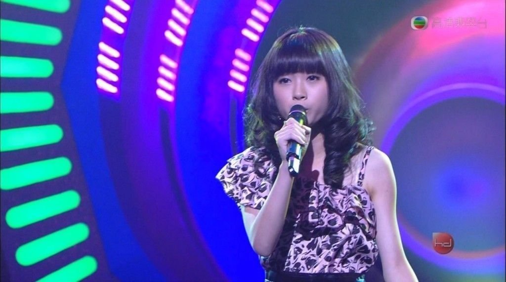 赵展彤12岁参加《超级巨声》唱得兴起不慎反白眼，而引起话题。