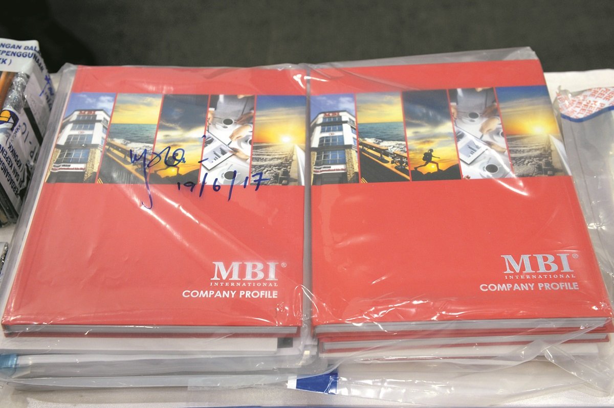 贸消部充公了MBI集团的介绍册及一些记事簿等。  （摄影：蔡开国）