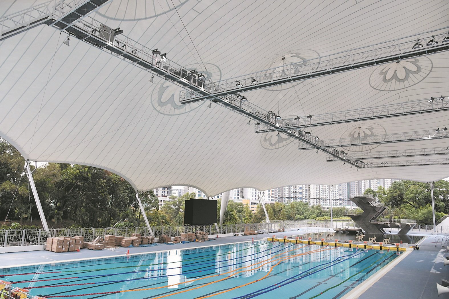 国家水上运动中心换上全新的蓬顶和跳台设计，感觉焕然一新。