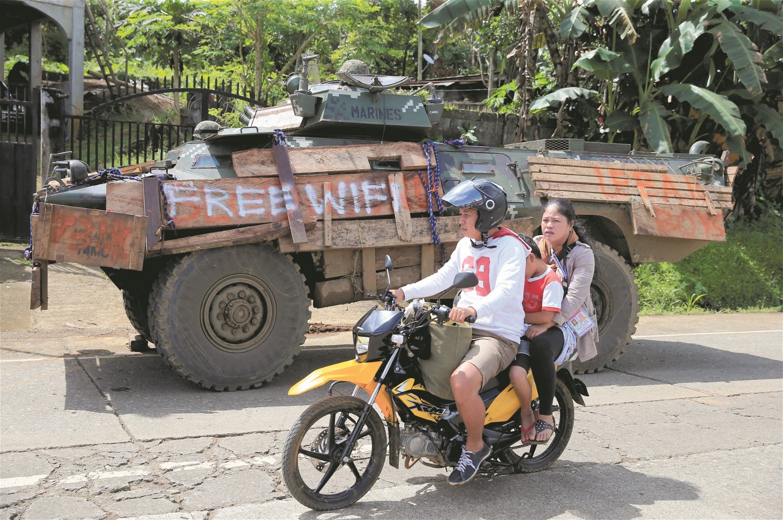 菲南棉兰老岛的武装分子日渐活跃，北拉瑙省周三可见军车进驻村里待命，防止武装分子入侵。