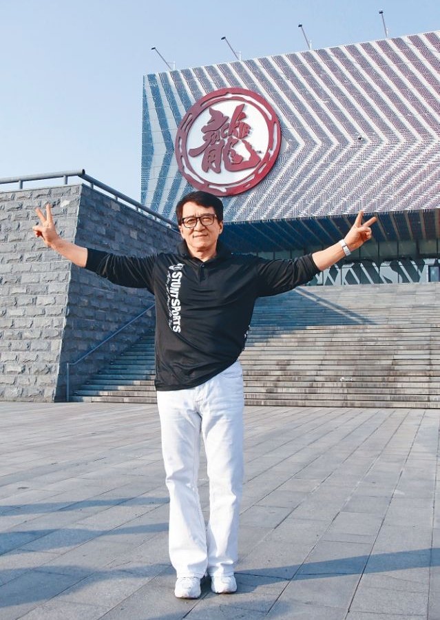 成龙赴北京新落成的成龙艺术中心成家班国际训练基地。