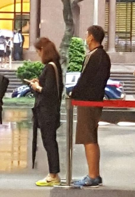 刘青云（右）带老婆郭蔼明现身台北饭店。