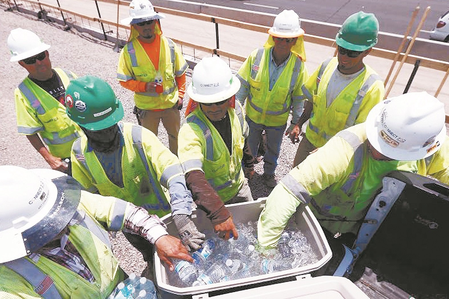 【美国】亚利桑那州凤凰城的建筑工人，在烈日当空下工作，雇主为他们送来冰水，以免员工中暑。