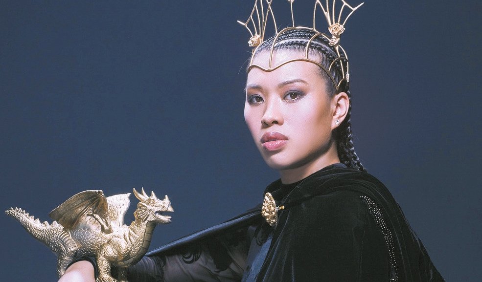 葛仲珊今年以最佳华语女演唱人之姿加入歌后战，用充满饶 舌灵魂《皇后区的皇后》作品，要攻下歌后宝座。