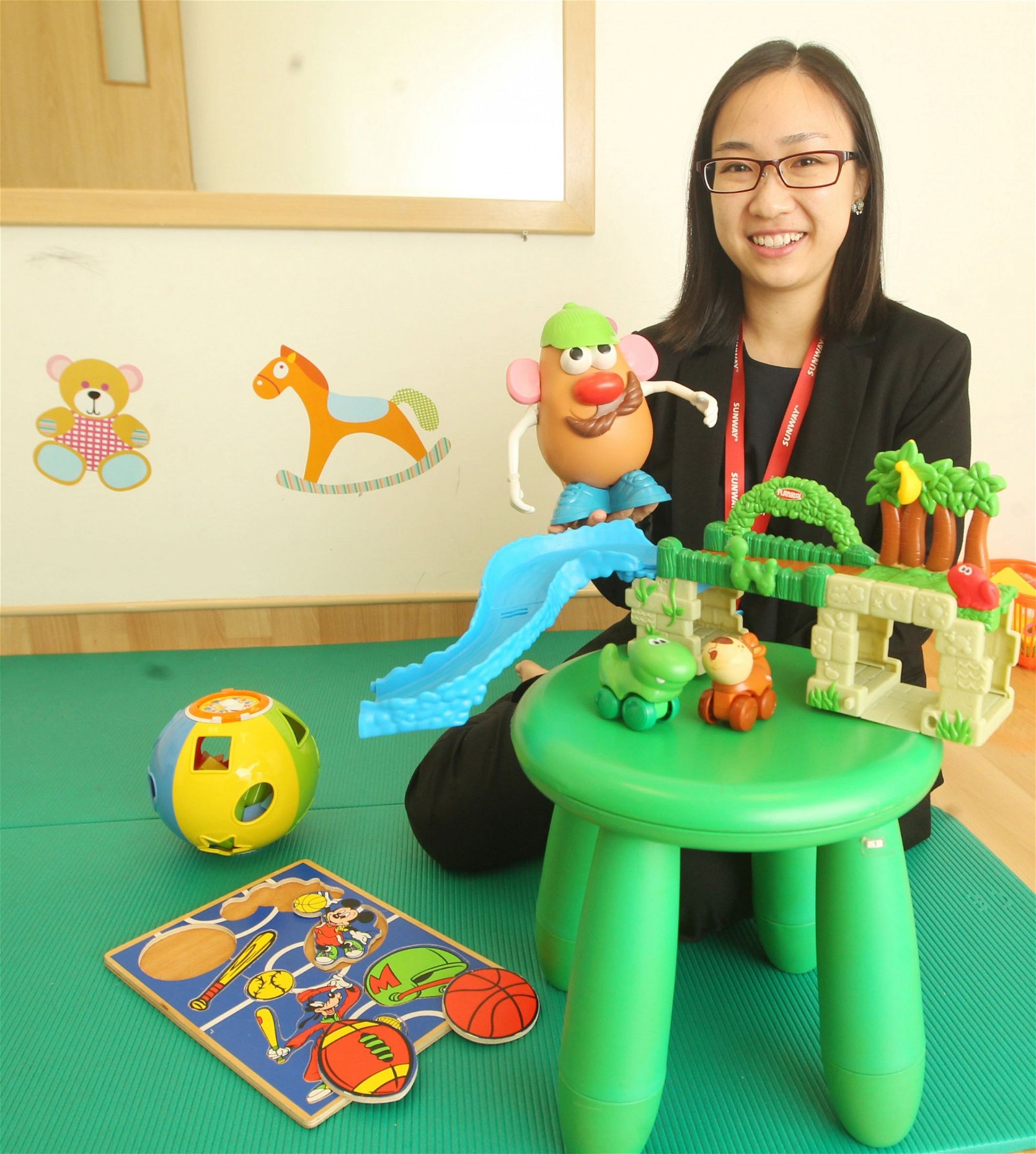 刘至恩手执玩具指出，透过孩子的玩玩具的方 法，从中可以一窥孩子的表达能力、理解能力 或游戏能力。语言治疗师还会运用不同的语言测 试，以暸解孩子的语言能力处于什么发展阶段。（摄影：张真甄）