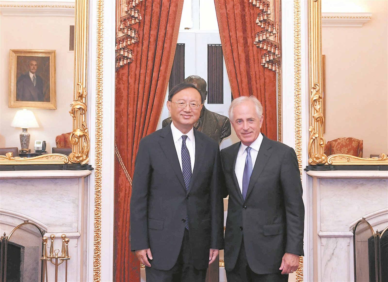 到美国出席首轮中美外交安全对话的中国国务委员杨洁篪（左），当地时间周四会见美国参议院对外关系委员会主席科克。