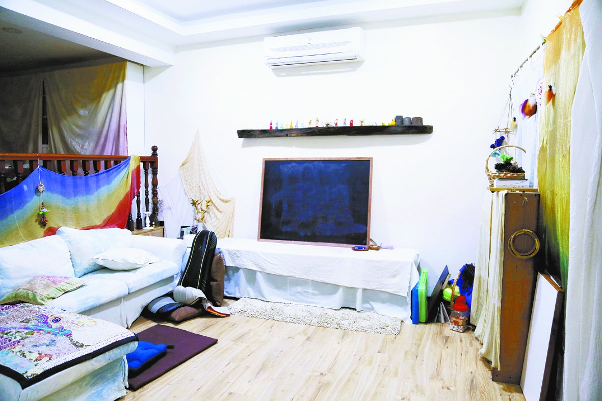 骆纡蕙家里的橱子和沙发皆铺满了和孩子一起染色 的布料，增添家庭的温暖气息。