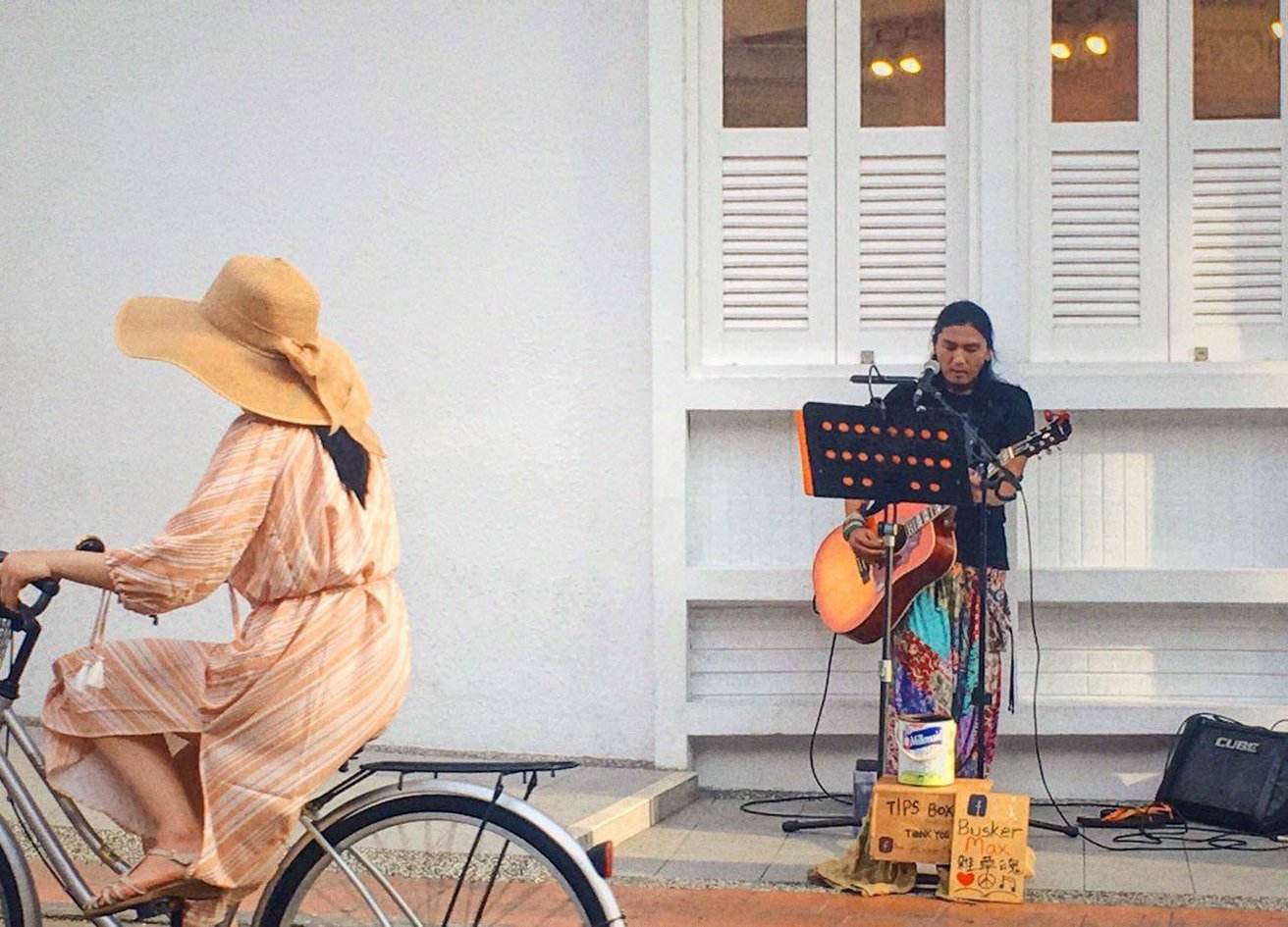 每个周末，刘良发都会拿著 吉他、音响到马六甲鸡场街 献唱，听他唱歌，几乎也成 了游客们的打卡点之一。