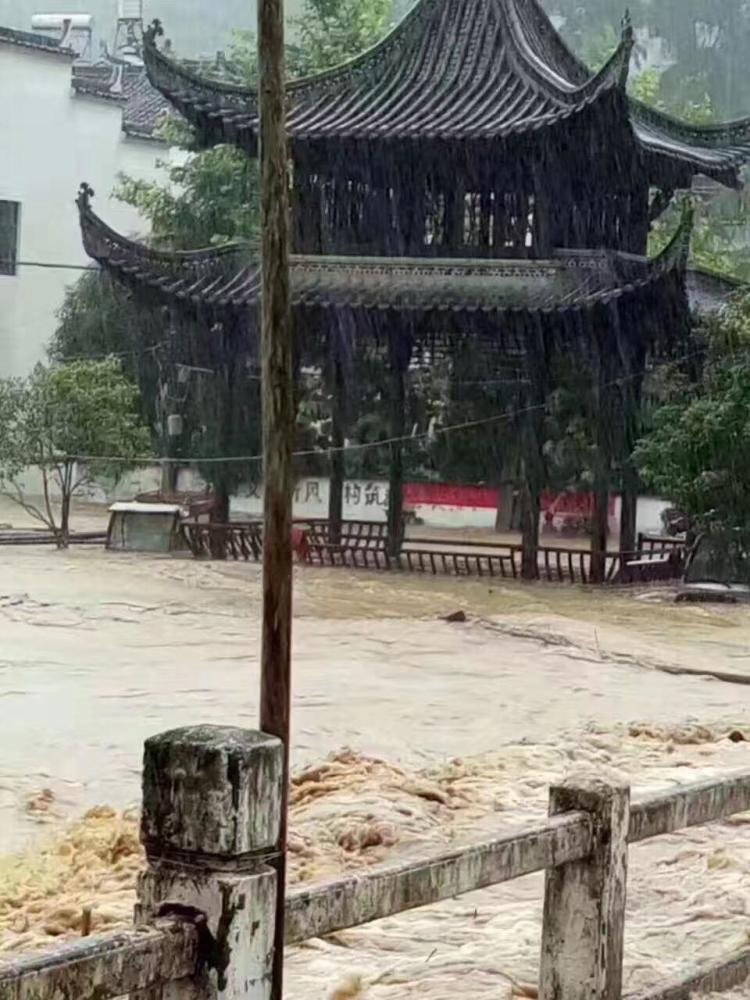 婺源古镇被淹。
