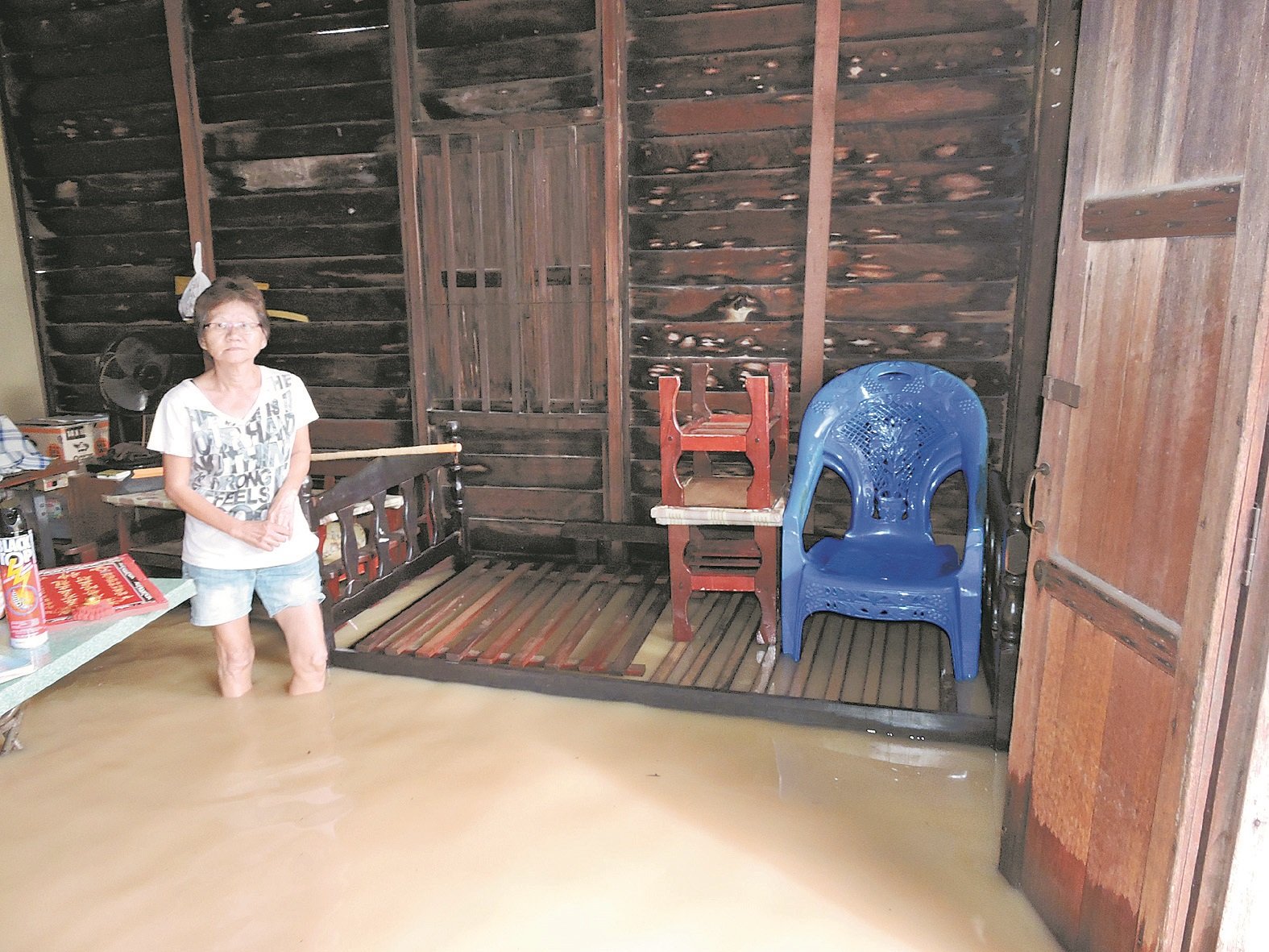由于水位逼近陈淑英的床位，薛玉珍唯有联络消拯员协助送母亲至妹妹的住家。