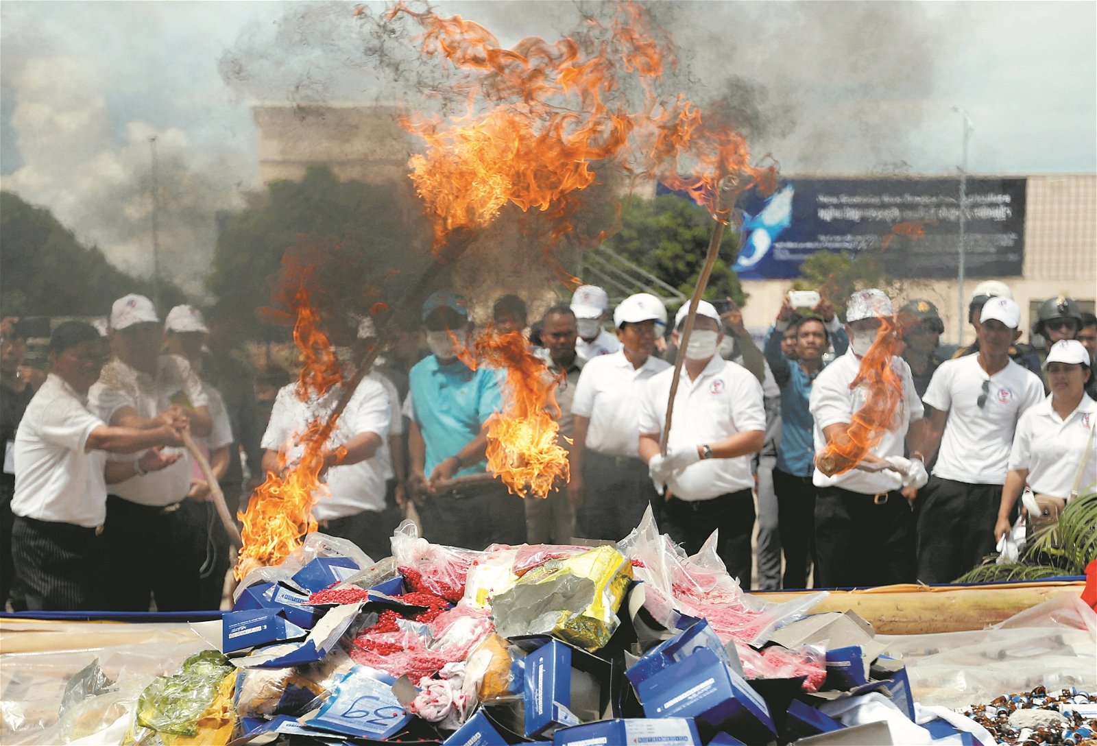 【柬埔寨】在首都金边，众多参与者的见证下，柬埔寨当局在世界反毒日当天一把火将130公斤、总值400万美元（近1700万令吉）的毒品烧毁。