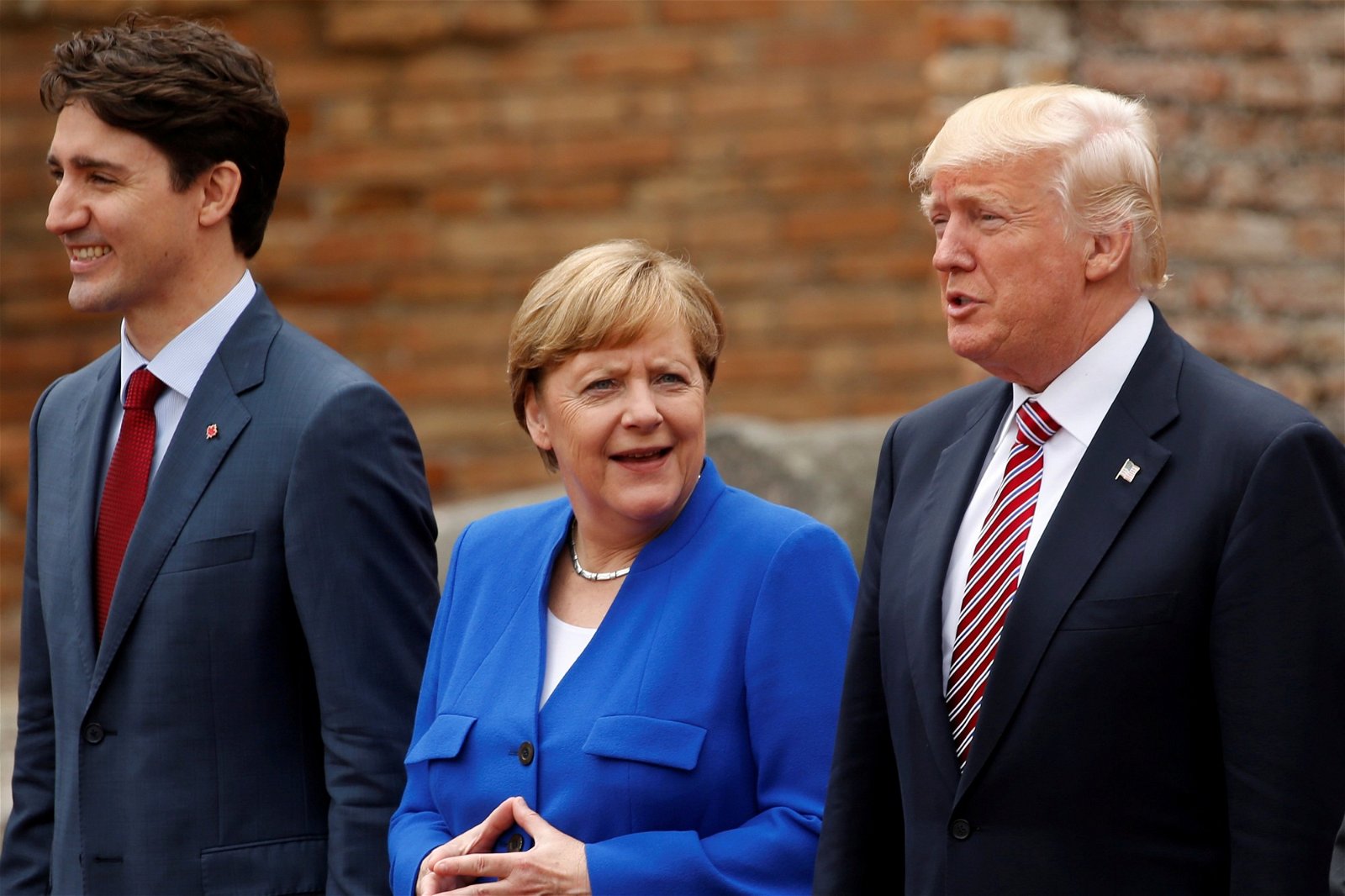 在特朗普就任总统5个月后，美国在一些传统上最亲密的盟国当中，其支持率的跌幅更为显著，包括加拿大，以及德国和西班牙等欧洲伙伴。这是特朗普5月26日在意大利出席七国集团峰会，与加拿大总理特鲁多（左起）及德国总理默克尔亮相。