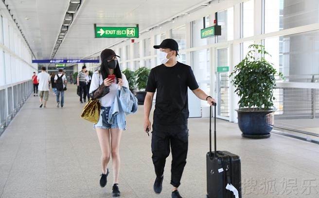 杨幂昨飞往香港，刘愷威接机。